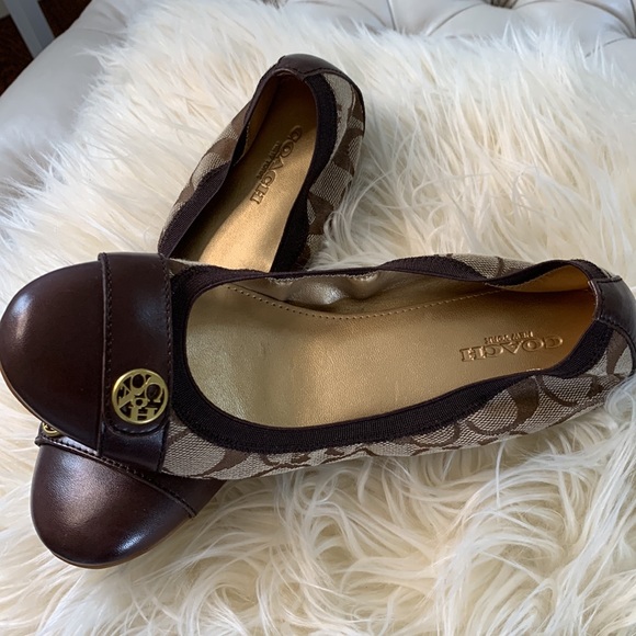 🔥COACH Chelsey Mat Calf Flats Size 6 Color is Chestnut & Khaki🔥 - Picture 4 of 10